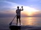 Stand Up Paddling bei Sonnenuntergang