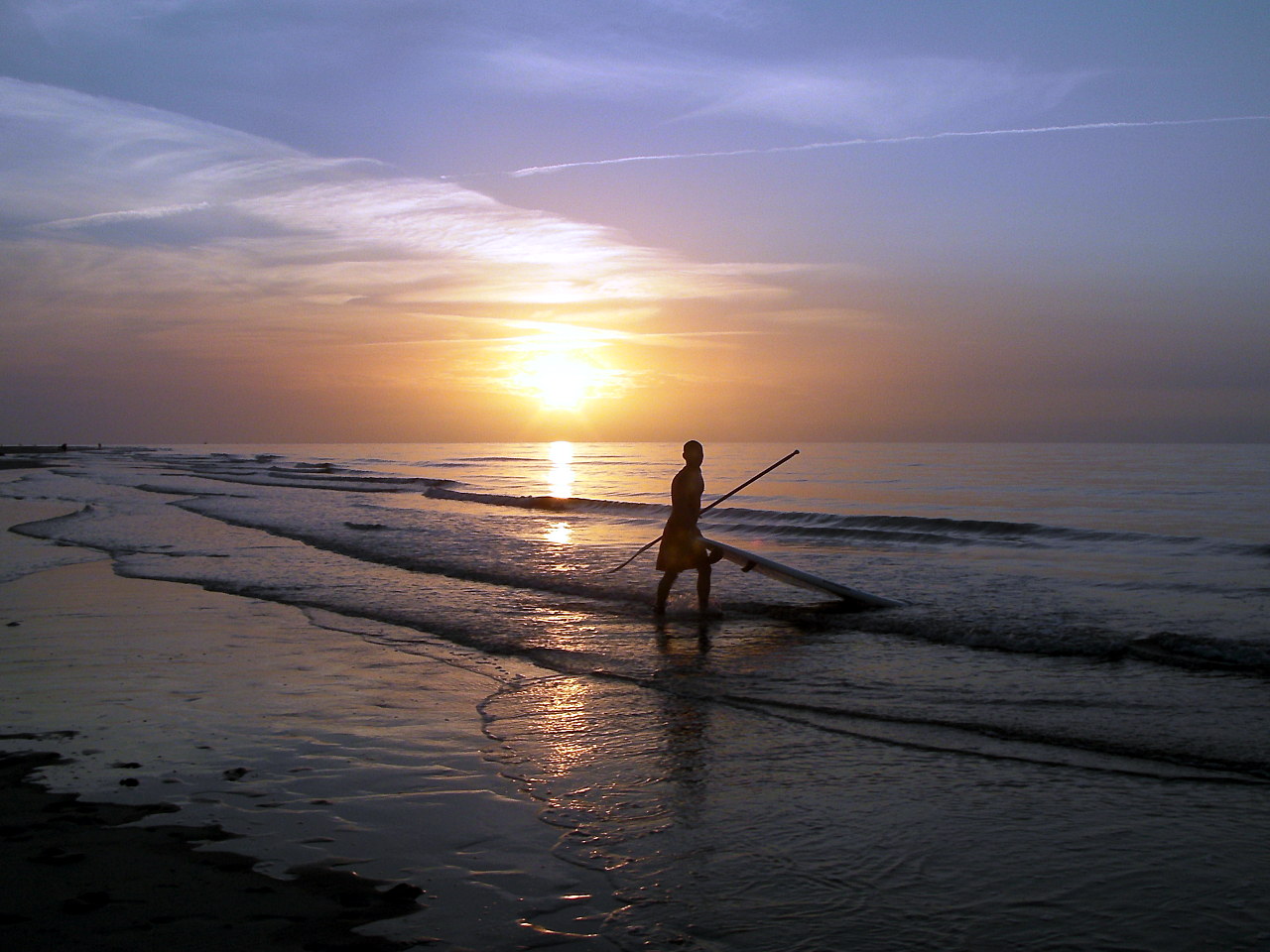 Stand Up Paddling bei Sonnenuntergang