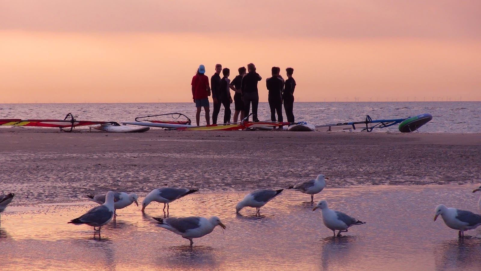 Abschlussbesprechung bei Sonnenuntergang