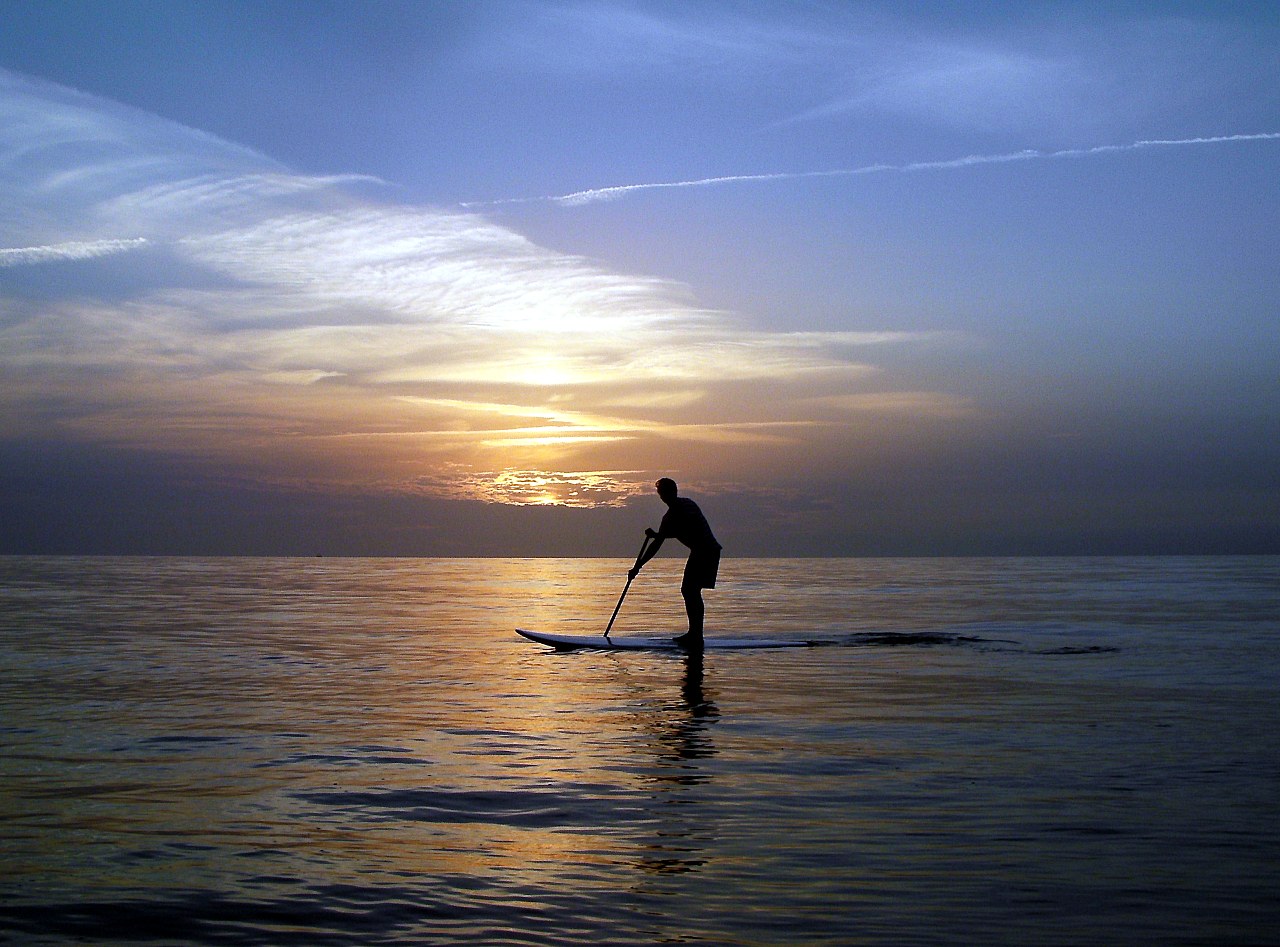 Stand UP Paddling bei Sonnenuntergang