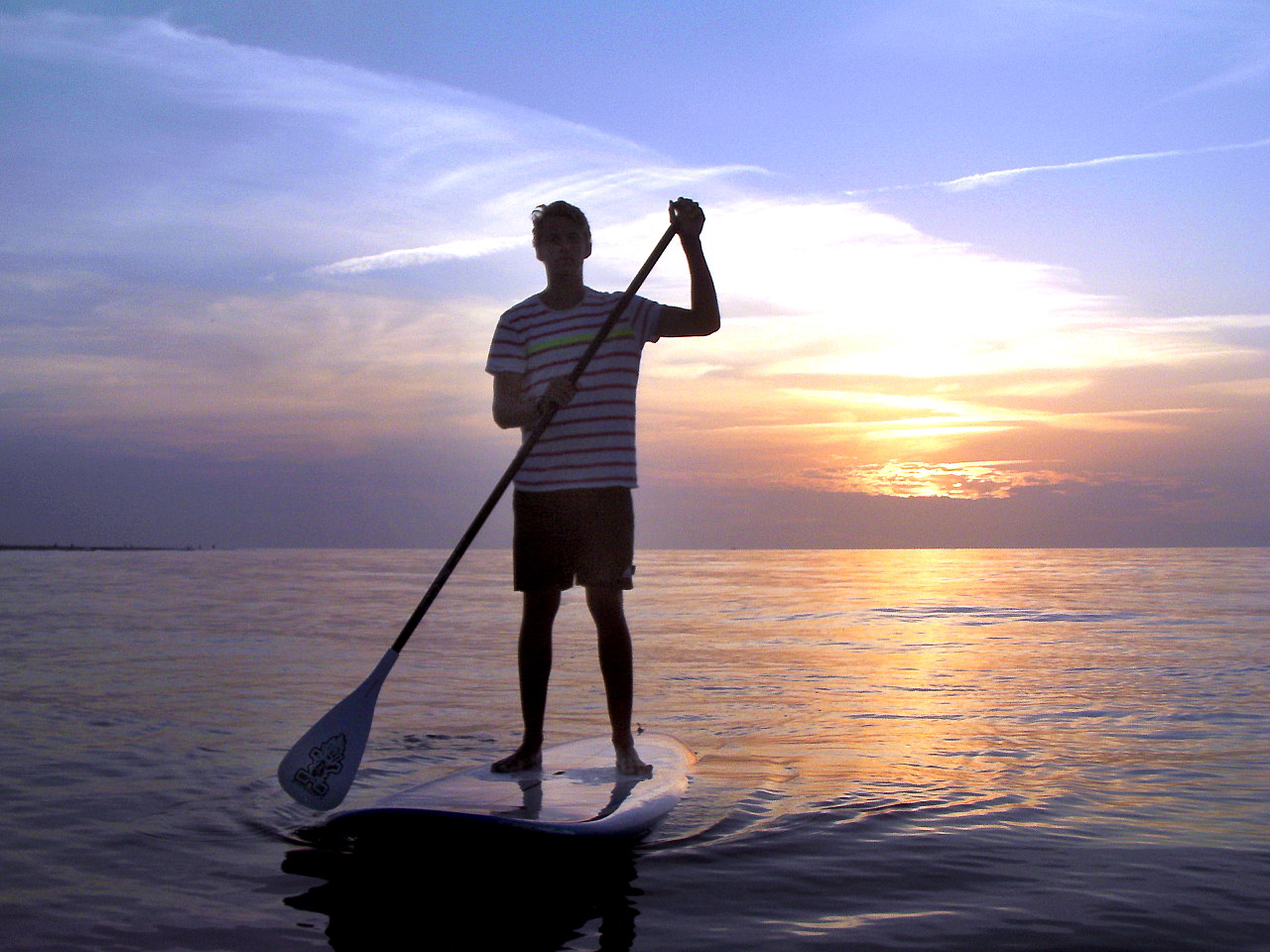 Stand Up Paddling bei Sonnenuntergang