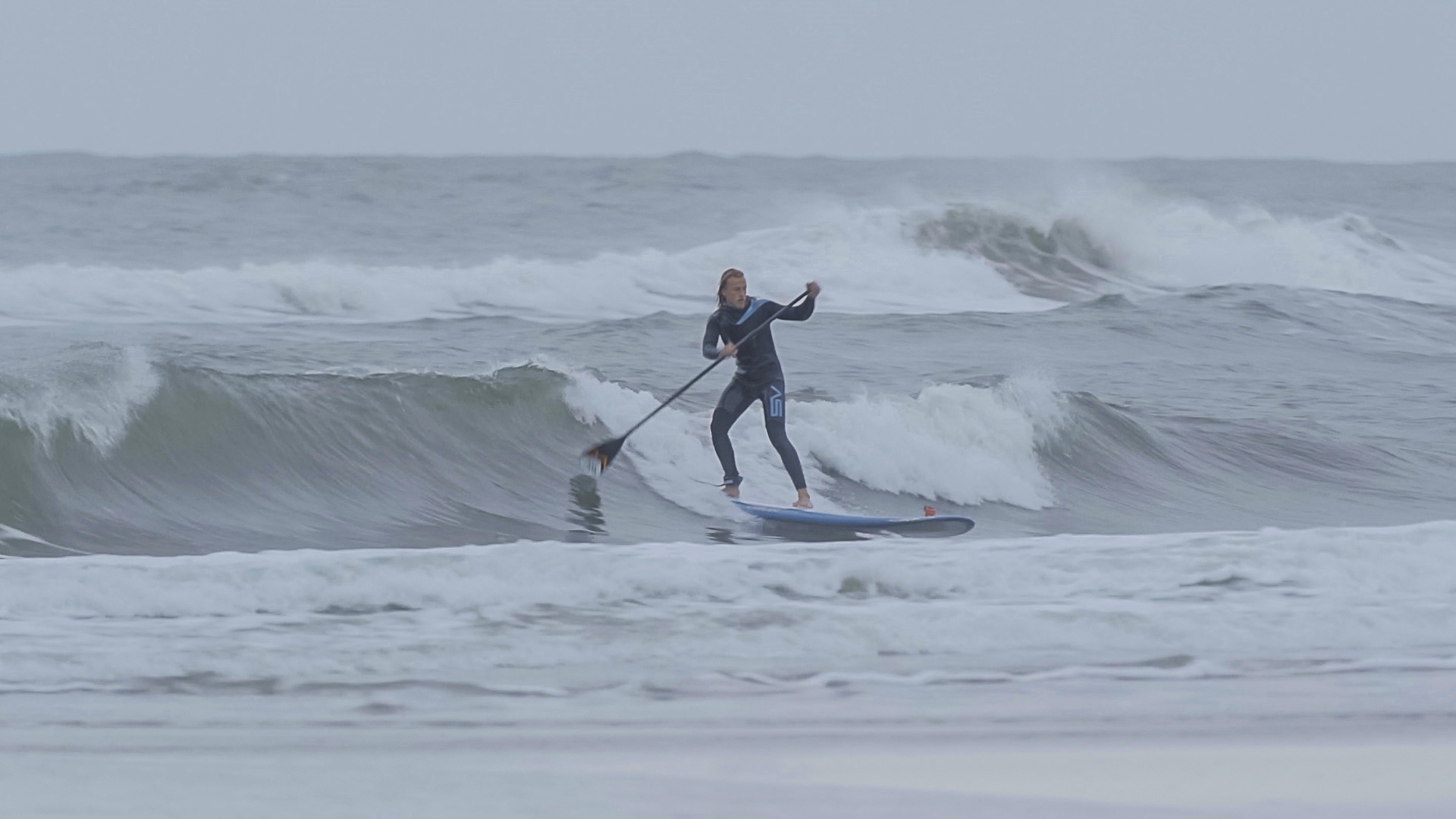 SUP in der Welle am Oststrand