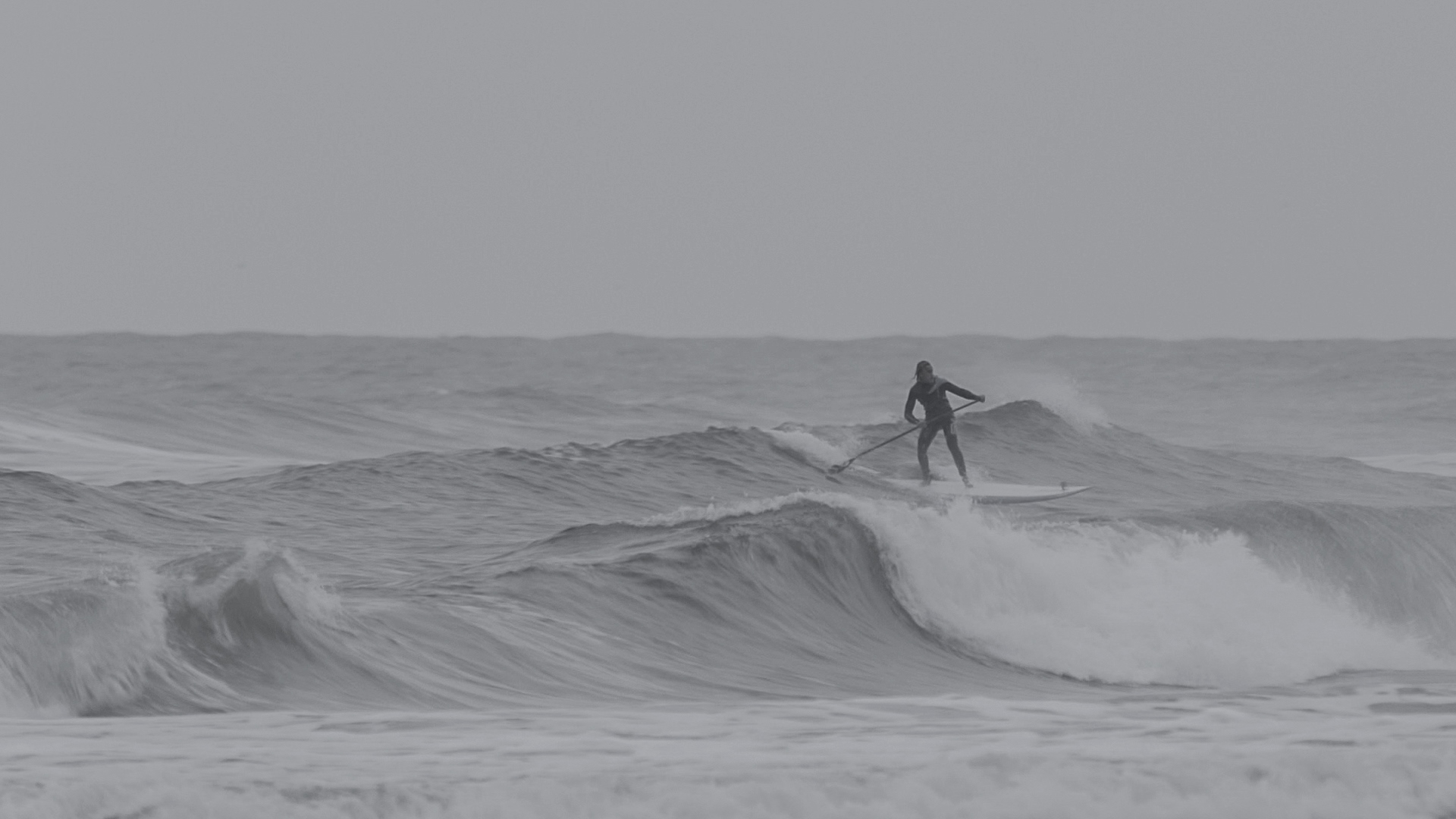 SUP in der Welle am Oststrand